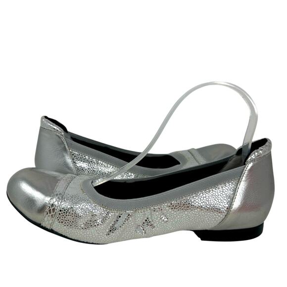 Ros Hommerson Ronnie Folding Silver Pebbled Ballet Flats - Picture 1 of 8